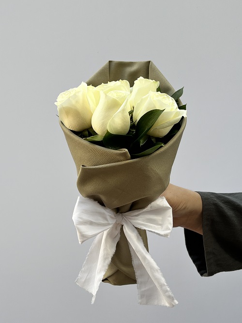 Shiro - Buquê com 07 Rosas Brancas