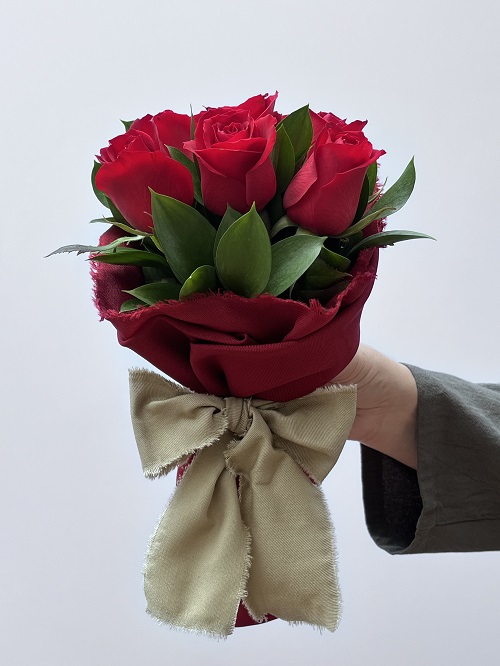 Enji - Buquê com 08 Rosas Vermelhas
